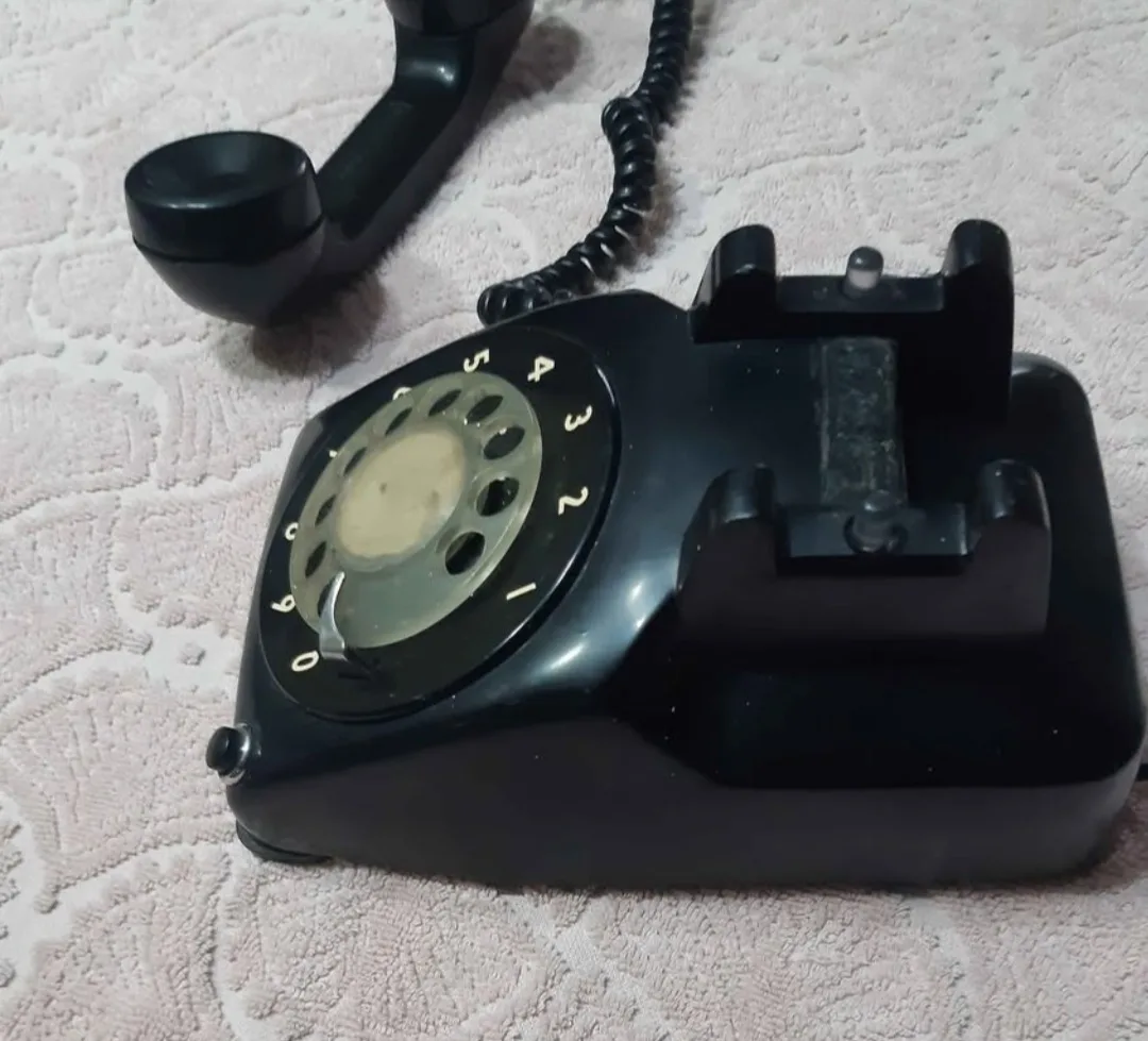 teléfono de disco antiguo